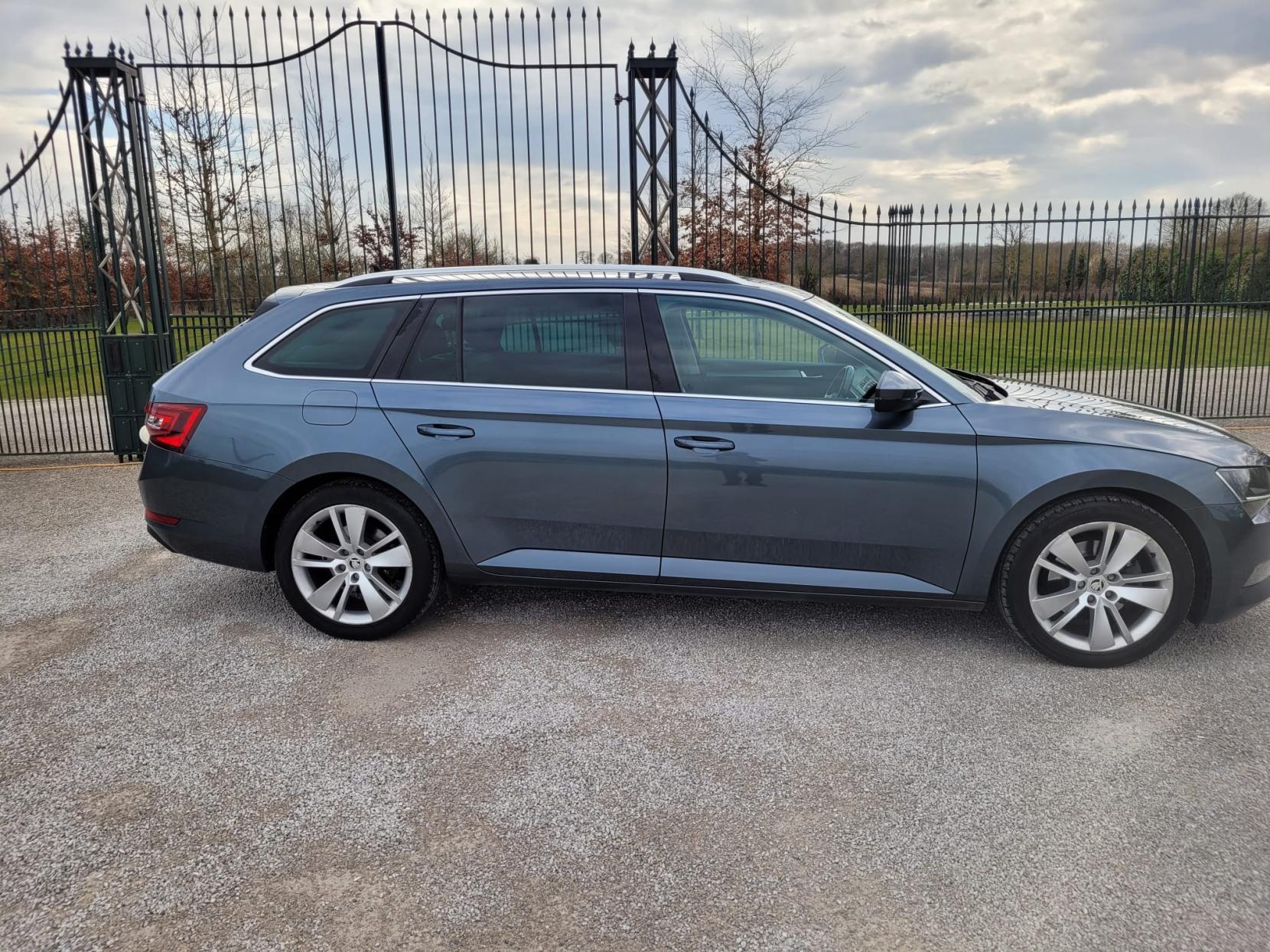 Skoda Superb 2.0 TDI SE L Executive Estate 5dr Diesel Manual Euro 6 (s/s) (150 ps)