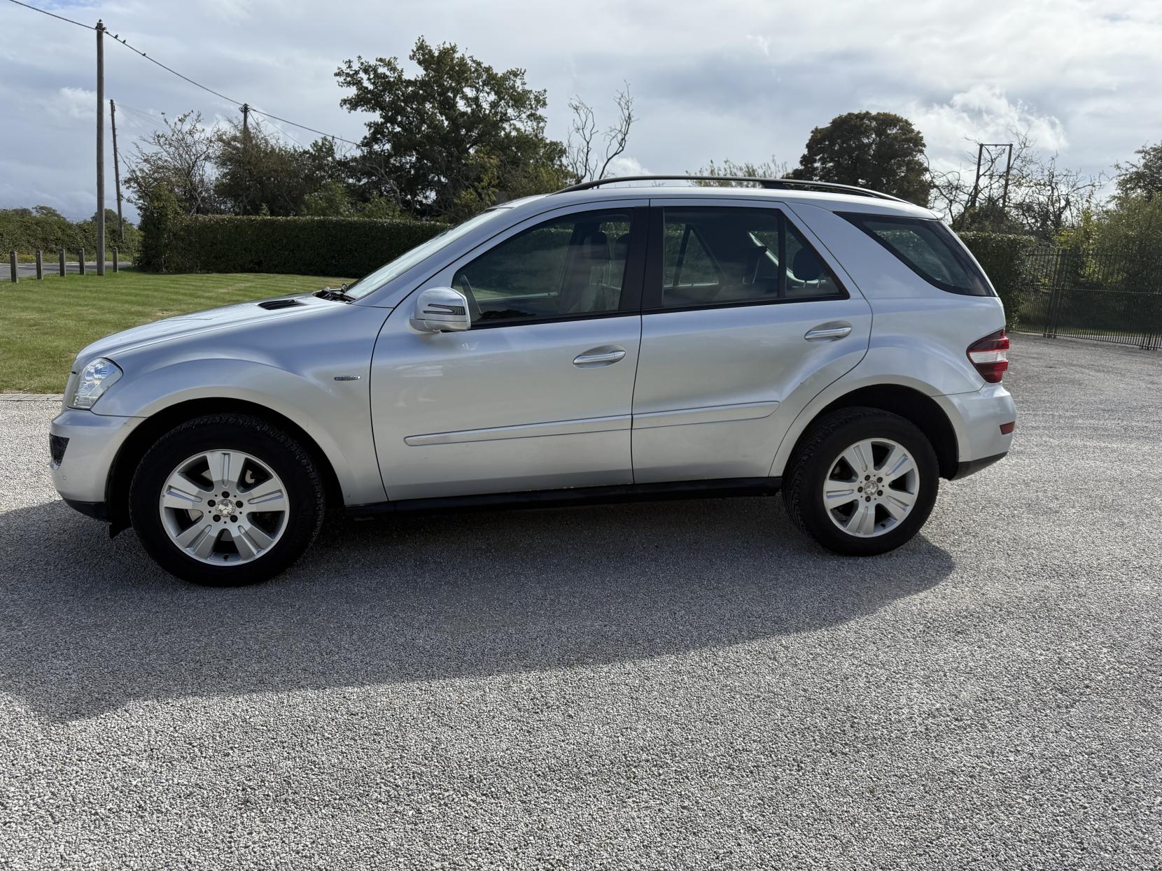 Mercedes-Benz M Class 3.0 ML300 CDI V6 BlueEfficiency SE SUV 5dr Diesel G-Tronic 4WD Euro 5 (204 ps)