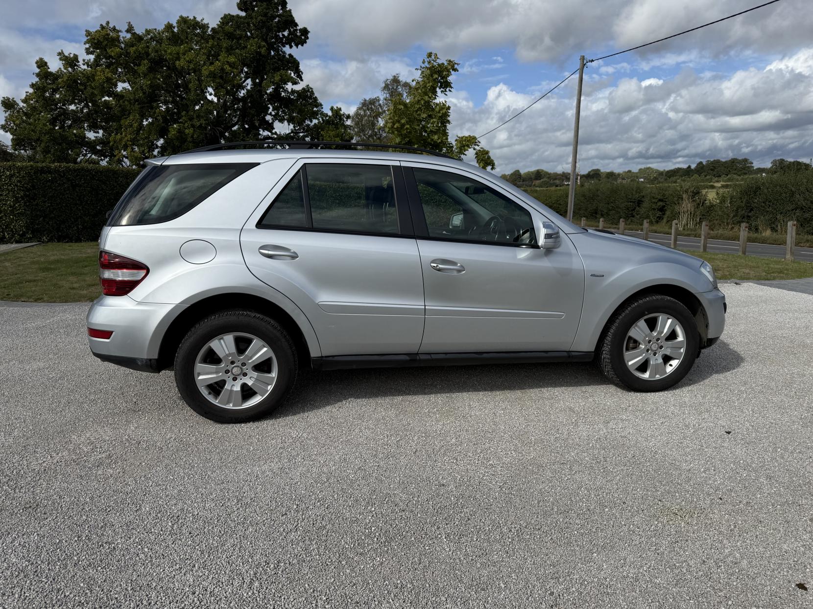 Mercedes-Benz M Class 3.0 ML300 CDI V6 BlueEfficiency SE SUV 5dr Diesel G-Tronic 4WD Euro 5 (204 ps)
