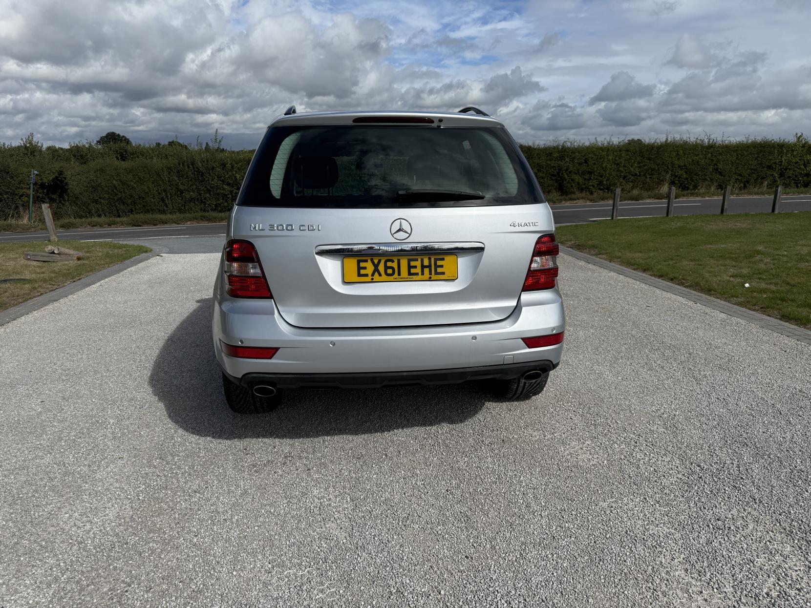 Mercedes-Benz M Class 3.0 ML300 CDI V6 BlueEfficiency SE SUV 5dr Diesel G-Tronic 4WD Euro 5 (204 ps)