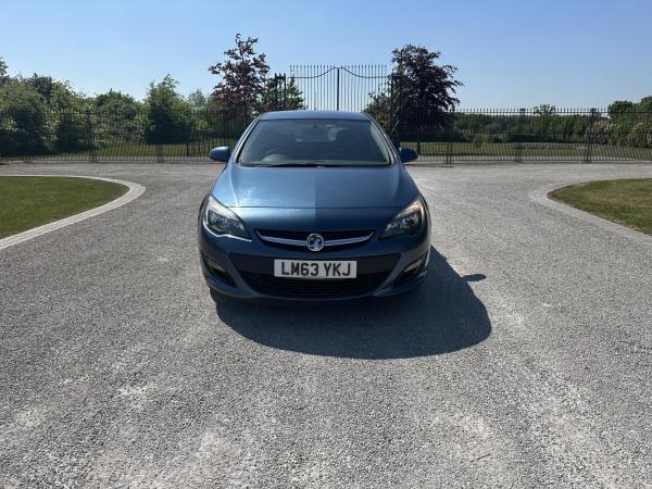 Vauxhall Astra 1.6 16v Exclusiv Hatchback 5dr Petrol Auto Euro 5 (115 ps)