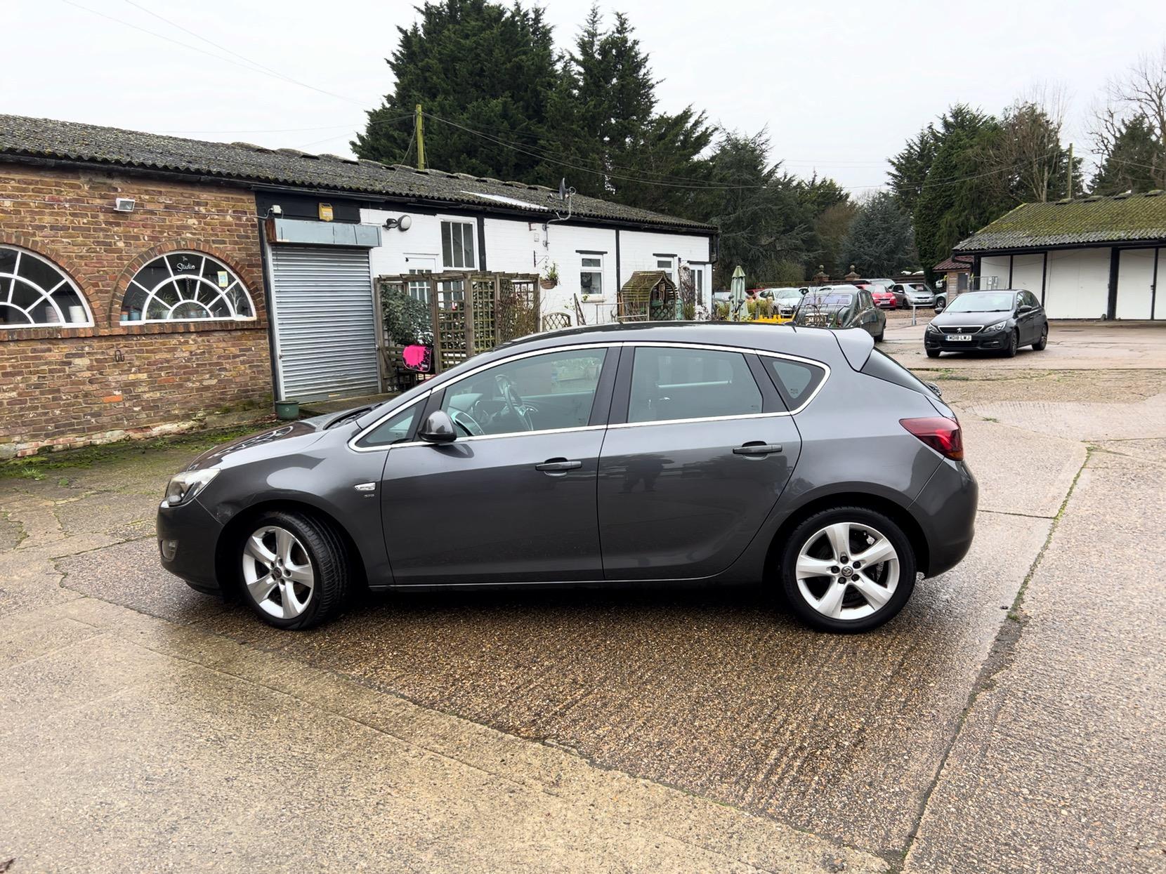 Vauxhall Astra 1.6 16v SRi Hatchback 5dr Petrol Manual Euro 5 (115 ps)