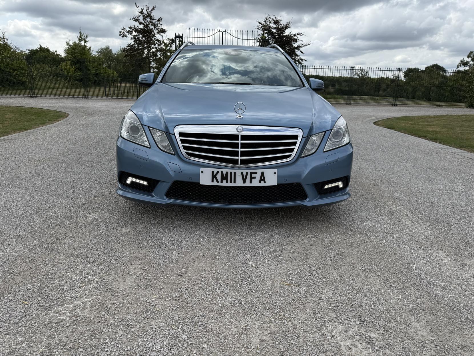 Mercedes-Benz E Class 3.0 E350 CDI V6 BlueEfficiency Sport Estate 5dr Diesel G-Tronic Euro 5 (265 ps)